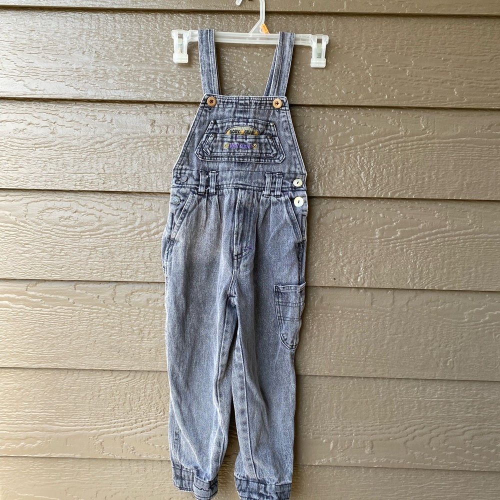 ADORABLE 90S KIDS ACID WASH DENIM OVERALLS WITH CARGO POCKETS